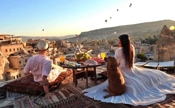 Göreme’de Sultan Cave Suites terasında balon manzaralı romantik kahvaltı